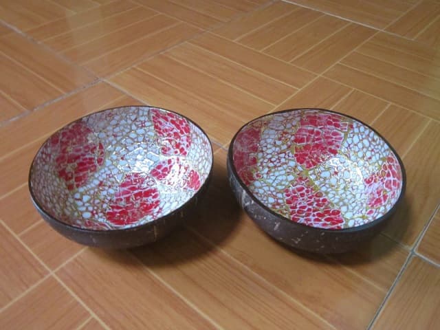 Eggshell pinlaid on coconut shell bowl